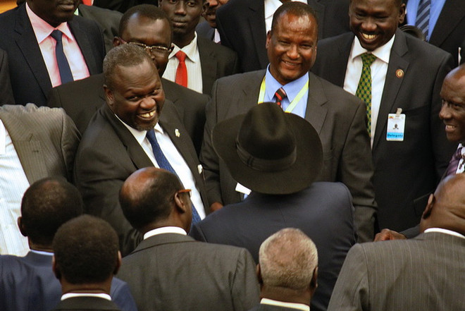 Thủ lĩnh phe đối lập Riek Machar (trái) và Tổng thống Nam Sudan Salva Kiir tại cuộc đàm phán ở Addis Ababa, Ethiopia ngày 17/8. (Nguồn: AFP/TTXVN) Nam Sudan một lần nữa bỏ phí cơ hội để kết thúc xung đột ảnh 1