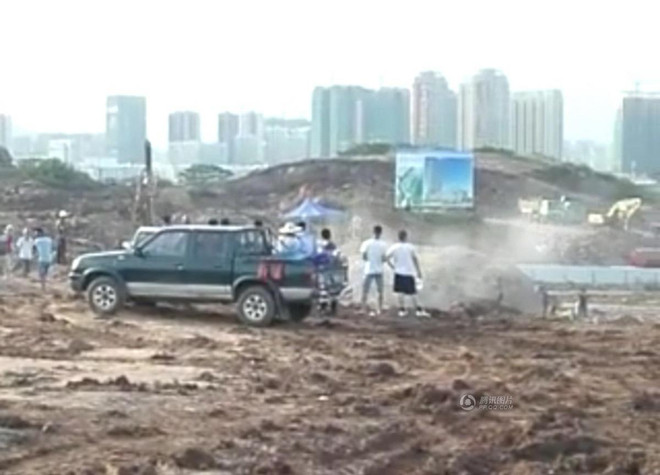 [Photo] Dân Trung Quốc đổ xô tranh cướp trứng khủng long hóa thạch ảnh 1