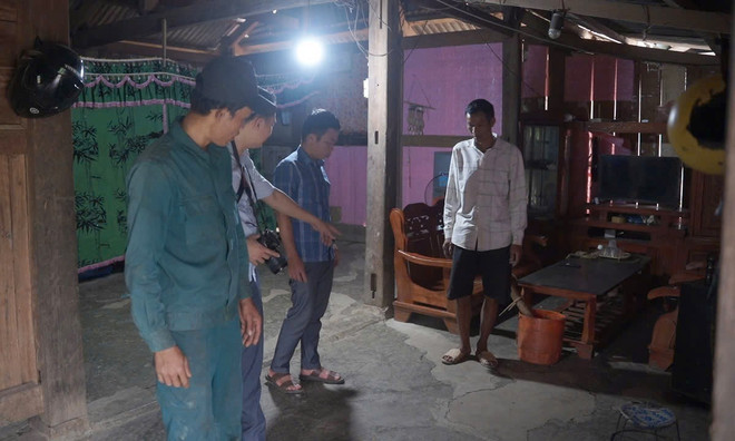 Mặt nền nhà anh Khoàng Văn Quân, bản Nậm Manh, xuất hiện các vết nứt mỗi khi có mưa. (Ảnh: Nguyễn Oanh/TTXVN) ttxvn_lai_chau_2.jpg