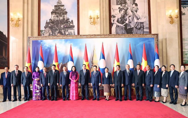 Chủ tịch Quốc hội Trần Thanh Mẫn và Chủ tịch Quốc hội Lào Saysomphone Phomvihane với đại biểu hai nước. (Ảnh: Thống Nhất/TTXVN) ttxvn_tran_thanh_man_hoi_dam_3.jpg