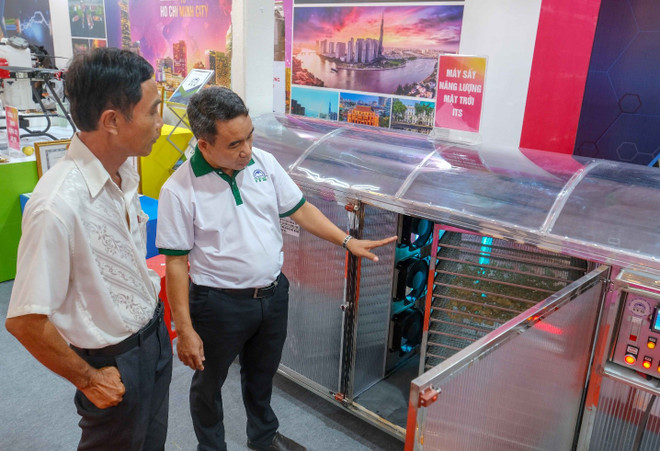 Thạc sỹ Phan Văn Hiệp, Giám đốc Công ty ITS (bên phải) giới thiệu chiếc máy sấy nông sản chạy bằng năng lượng mặt trời cho khách hàng tại hội chợ ở thành phố Cần Thơ năm 2023. anh_5.jpg