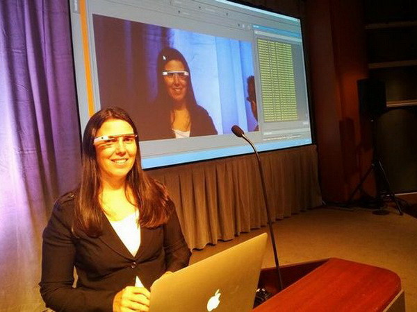 Một phụ nữ bị phạt vì đeo kính thông minh Google Glass ảnh 1