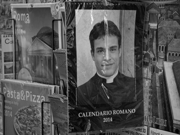 Linh mục làm người mẫu, Lịch Công giáo đắt khách ảnh 1