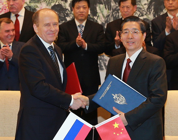 Bộ trưởng Công an Trung Quốc Quách Thanh Côn (phải) và Giám đốc Cơ quan An ninh Liên bang Nga (FSB) Alexander Bortnikov. (Nguồn: mps.gov.cn) Trung Quốc-Nga tăng cường hợp tác chống khủng bố và tội phạm ảnh 1