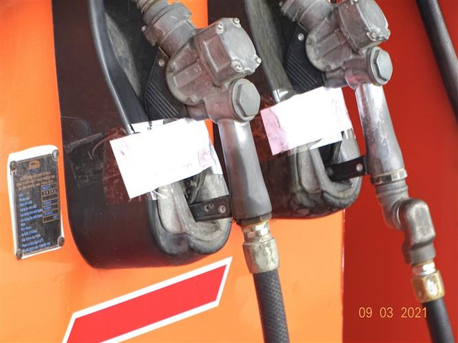 Đồng loạt khám xét 16 điểm kinh doanh xăng dầu ở nhiều địa điểm ảnh 1