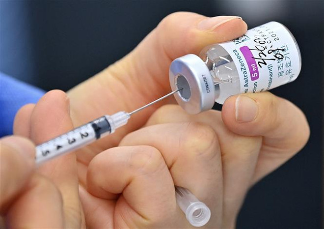 Nhân viên y tế chuẩn bị tiêm vaccine ngừa COVID-19 của AstraZeneca cho người dân tại Seoul, Hàn Quốc ngày 26/2/2021. (Nguồn: Yonhap/TTXVN) WHO khuyến nghị tiếp tục sử dụng vaccine COVID-19 của AstraZeneca ảnh 1