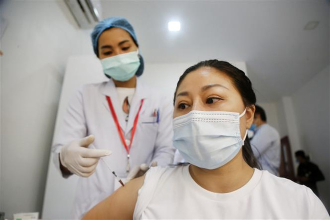 Nhân viên y tế tiêm vaccine cho người dân tại Phnom Penh, Campuchia ngày 2/3/2021. (Nguồn: THX/TTXVN) COVID-19 ở Đông Nam Á: Số ca nhiễm theo ngày tại Campuchia cao kỷ lục ảnh 1