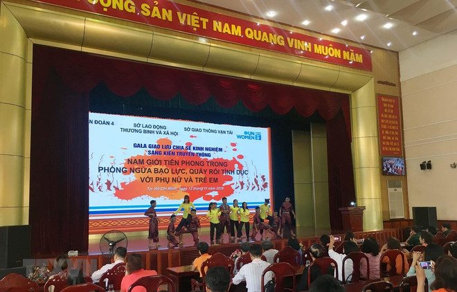 Chương trình 'Tháng hành động vì bình đẳng giới và phòng ngừa ứng phó với bạo lực trên cơ sở giới' được tổ chức tại Quân Đoàn 4, Thành phố Hồ Chí Minh. (Ảnh: Thanh Vũ/TTXVN) Xây dựng môi trường an toàn, thân thiện với phụ nữ và trẻ em ảnh 1