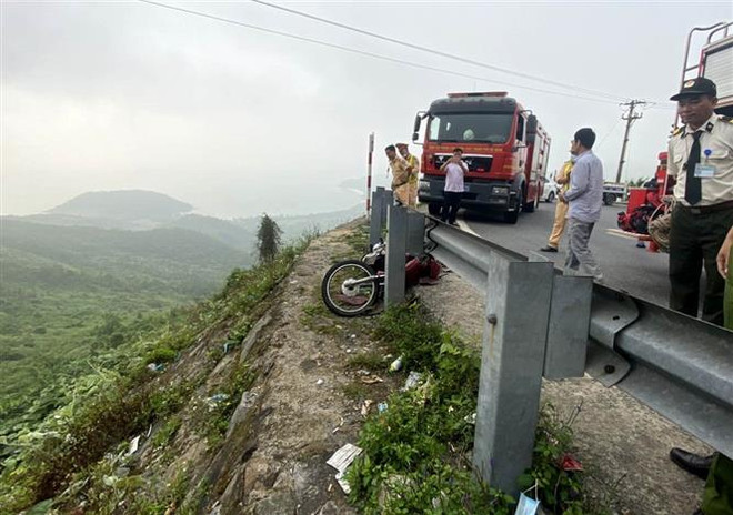 Đà Nẵng: Giải cứu thanh niên bị ngã xuống vực trên đỉnh đèo Hải Vân ảnh 2