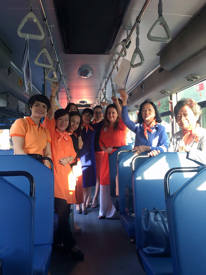 Chương trình xe buýt màu cam hưởng ứng 'Tháng hành động vì bình đẳng giới và phòng ngừa ứng phó với bạo lực trên cơ sở giới' tại Thành phố Hồ Chí Minh. (Ảnh: Thanh Vũ/TTXVN) Xây dựng môi trường an toàn, thân thiện với phụ nữ và trẻ em ảnh 2
