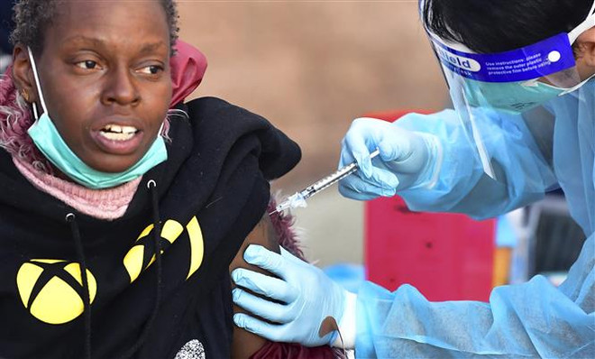 Để vắcxin phòng ngừa COVID-19 không phải là 'muối bỏ bể' ảnh 1