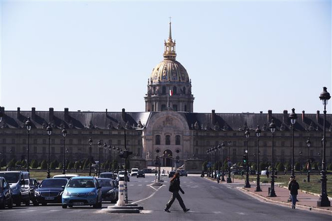 Cảnh vắng vẻ trên một đường phố ở Paris, Pháp, ngày 15/5/2020. (Nguồn: THX/TTXVN) Tác động của COVID-19 lên nền kinh tế Pháp qua những con số ảnh 1