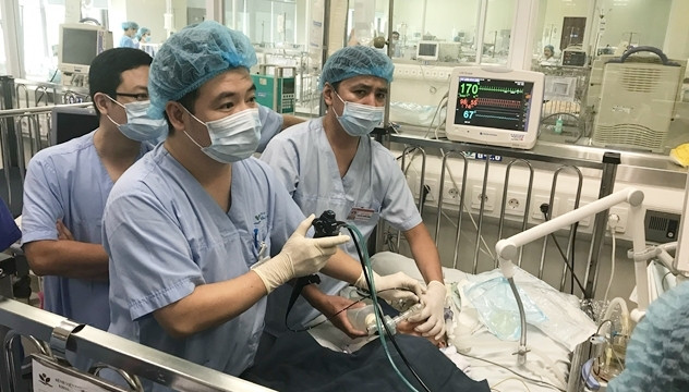 Sặc hạt điều, bé trai hai tuổi suy hô hấp phải thở máy ảnh 1