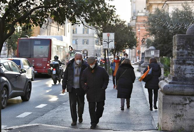 Italy đang kỳ vọng vào khoản tiền trên 200 tỷ euro từ quỹ phục hồi hậu đại dịch của Liên minh châu Âu để có thể vực dậy nền kinh tế trong nước. (Nguồn: THX/TTXVN) Đại dịch COVID-19 khiến nợ công của Italy trong năm 2020 tăng mạnh ảnh 1