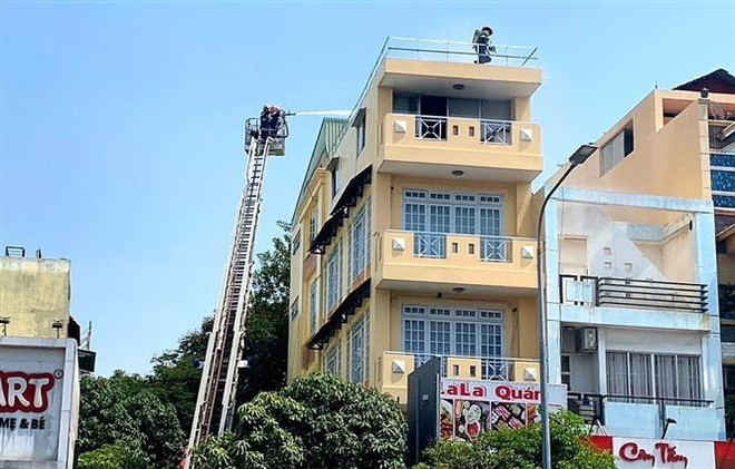 Giải cứu kịp thời 2 người mắc kẹt trong đám cháy ở TP Hồ Chí Minh ảnh 1