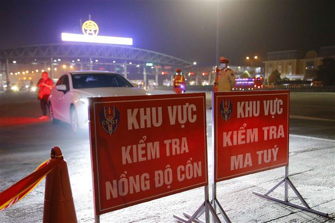 Khu vực kiểm tra nồng độ cồn, ma túy tại cao tốc Pháp Vân-Cầu Giẽ. (Ảnh: Doãn Tấn/TTXVN) Ra quân kiểm soát ma túy, nồng độ cồn cùng CSGT lúc 0 giờ ảnh 1