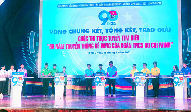 Thầy giáo cấp 3 đoạt giải đặc biệt thi tìm hiểu 90 năm thành lập Đoàn ảnh 1