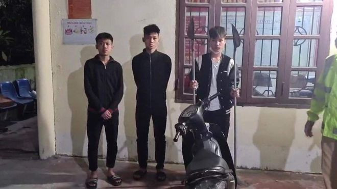 Cảnh sát giao thông bắt 3 đối tượng 16 tuổi mang hung khí đi gây hấn ảnh 1