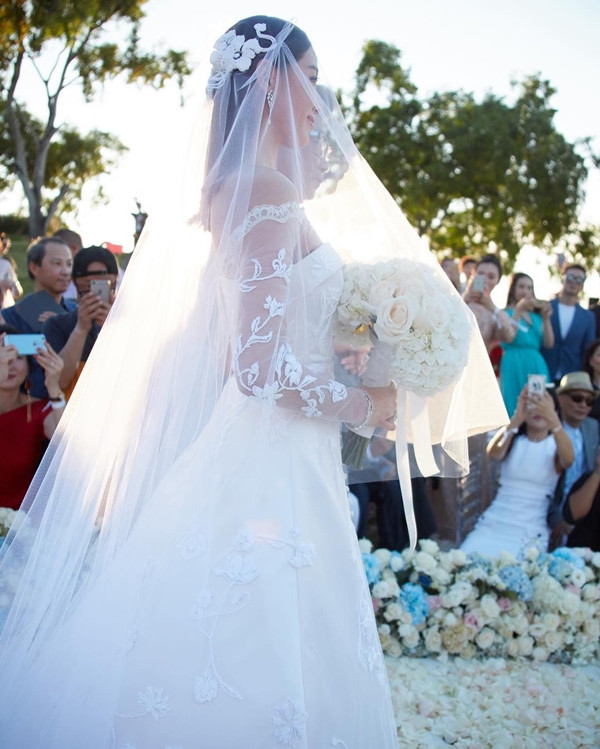 Những chiếc váy cưới lộng lẫy nhất năm của các sao Hoa ngữ ảnh 4