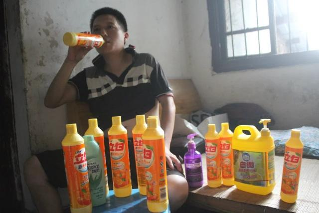 Chàng trai mắc bệnh lạ, mỗi lần uống hết nửa chai nước tẩy rửa ảnh 1