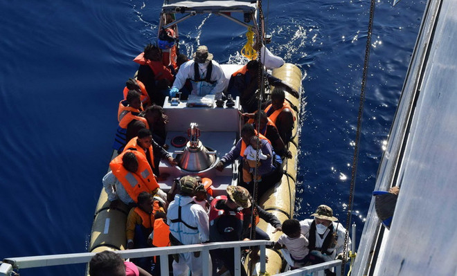 Nhiều chính khách Đức đòi trừng phạt các nước Đông Âu ảnh 1