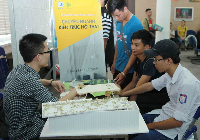 Nhiều thí sinh chọn cách nộp hồ sơ trực tiếp tại trường ảnh 1