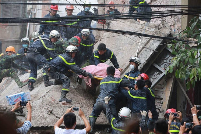 Sập nhà Cửa Bắc: 2 người tử vong, nạn nhân cuối được đưa ra ngoài ảnh 5