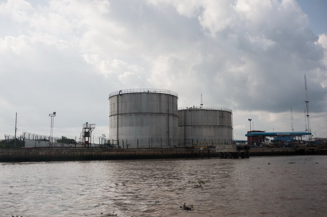 Giá dầu giảm trước khả năng Fed tăng lãi suất và USD mạnh lên ảnh 1