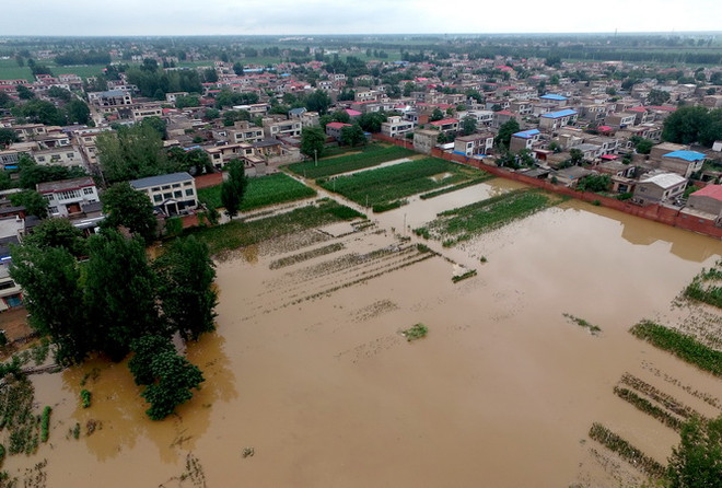 Người dân Trung Quốc được yêu cầu ở trong nhà để tránh bão Nida ảnh 1