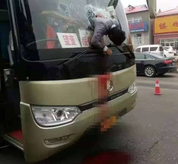 Cố đập vào cửa kính chắn gió, người đàn ông bị mắc kẹt đầu ảnh 1