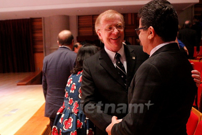 Trao kỷ niệm chương Vì hòa bình, hữu nghị tặng Đại sứ Canada ảnh 1