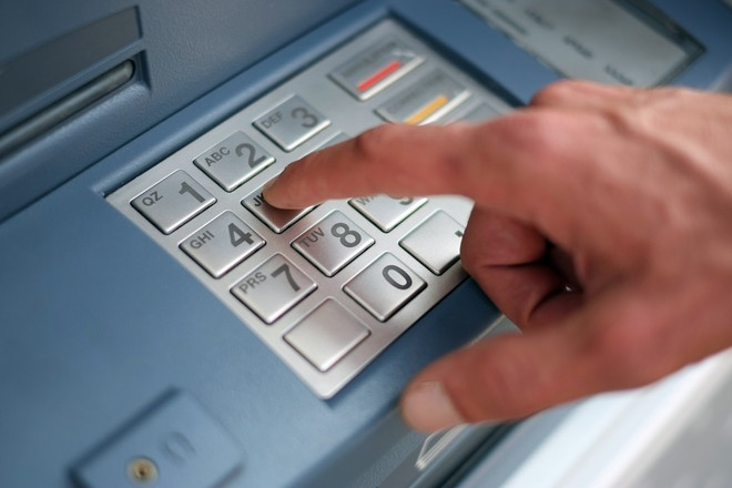 Phạt tù 3 người nước ngoài sử dụng thẻ ATM giả rút tiền trái phép ảnh 1