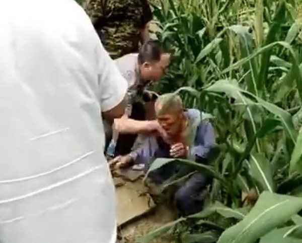 Trung Quốc: Phẫn nộ bí thư thôn đẩy cụ ông 80 tuổi ngã gãy xương sống ảnh 1