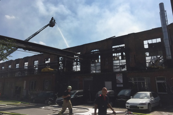 Hỏa hoạn lớn thiêu rụi kho hàng và xưởng ôtô của người Việt ở Berlin ảnh 1