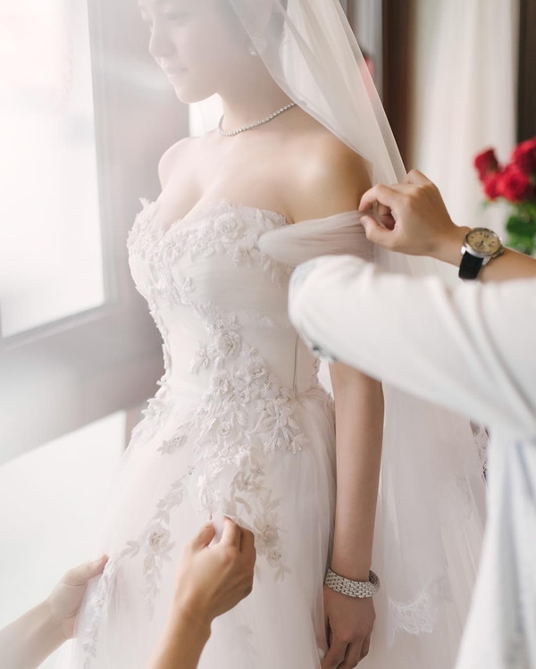 Những chiếc váy cưới lộng lẫy nhất năm của các sao Hoa ngữ ảnh 6