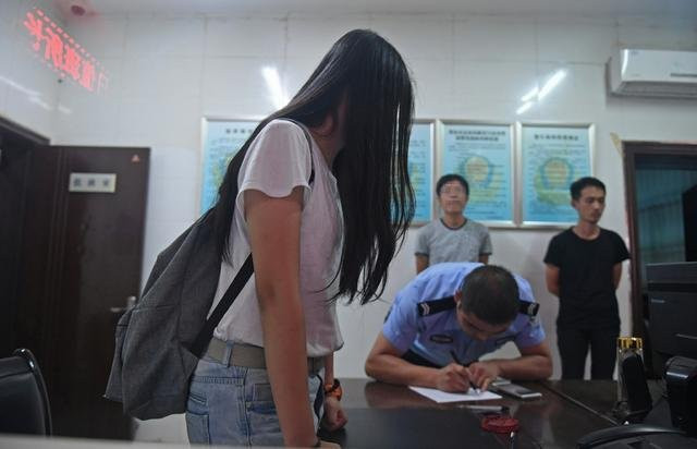 Hơn 100 em học sinh bị thầy giáo dùng gậy thép đánh đập ảnh 1