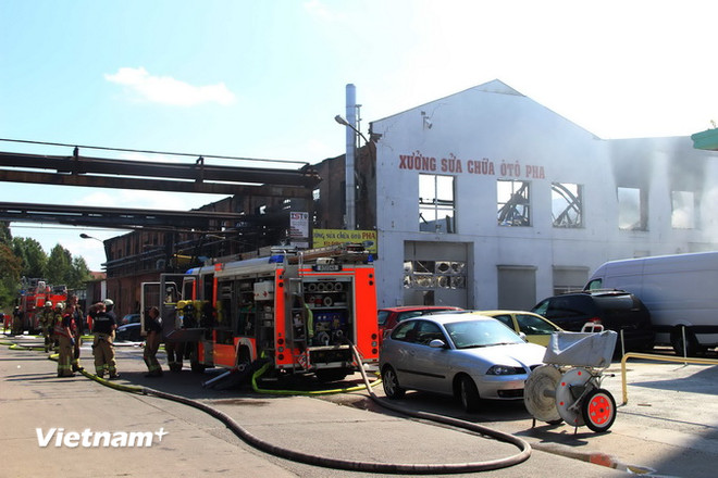 Hỏa hoạn lớn thiêu rụi kho hàng và xưởng ôtô của người Việt ở Berlin ảnh 2