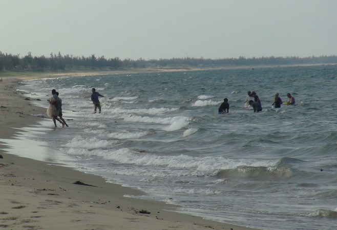 Chưa cần áp dụng công nghệ tiên tiến để làm sạch biển miền Trung ảnh 1