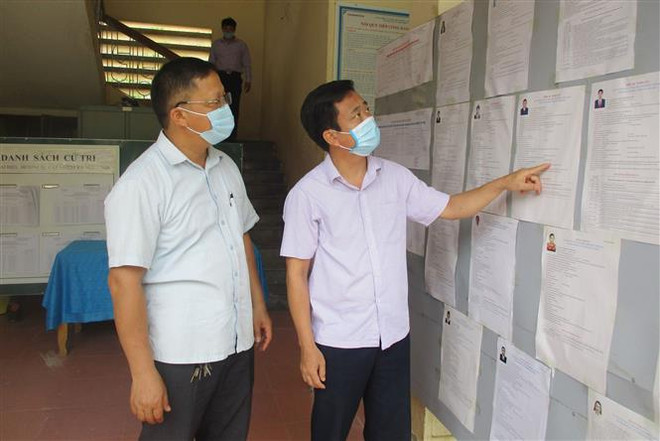 Cử tri dân tộc Mông xã Pù Nhi, huyện biên giới Mường Lát hướng về ngày bầu cử. (Ảnh: Nguyễn Nam/TTXVN) Cử tri các đồng bào dân tộc thiểu số hướng về ngày bầu cử ảnh 1