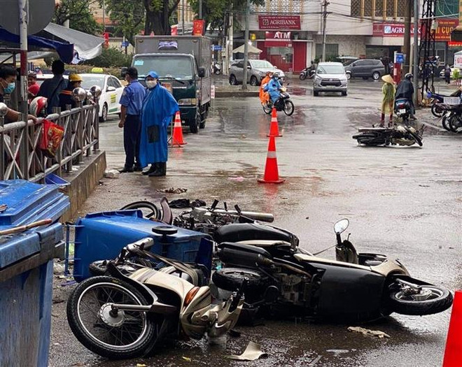 Sau cơn mưa, Bình Dương xảy ra nhiều vụ tai nạn nghiêm trọng ảnh 1
