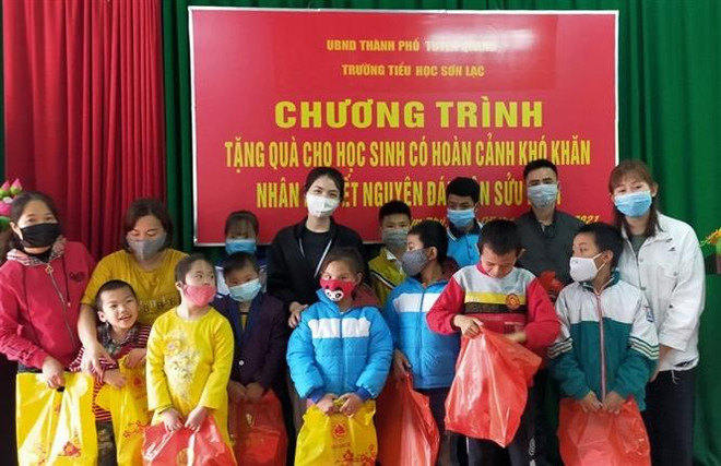 Em Đỗ Trần Diễm Mai và các bạn trong CLB Cây xanh trao quà cho các em học sinh nghèo tại trường Tiểu học Sơn Lạc (thành phố Tuyên Quang). (Nguồn: TTXVN phát) Đỗ Trần Diễm Mai - 'nhà khoa học' trẻ của Trường Phổ thông Tuyên Quang ảnh 2
