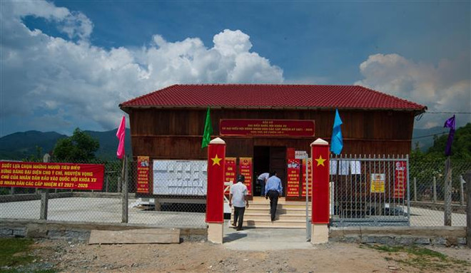 Nhà cộng đồng Bố Lang, xã Sơn Thái, huyện Khánh Vĩnh, tỉnh Khánh Hòa rực rỡ trước Ngày bầu cử. (Nguồn: TTXVN) Cử tri các đồng bào dân tộc thiểu số hướng về ngày bầu cử ảnh 3