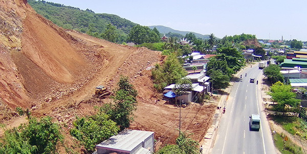 Công trường dự án cấp bách xử lý tạm thời sạt lở đất đồi tại khu vực ấp Phú Lâm 3, xã Phú Sơn, huyện Tân Phú. (Nguồn: Báo Đồng Nai) Đồng Nai: Khắc phục tồn tại dự án cấp bách xử lý tạm thời sạt lở đất ảnh 1