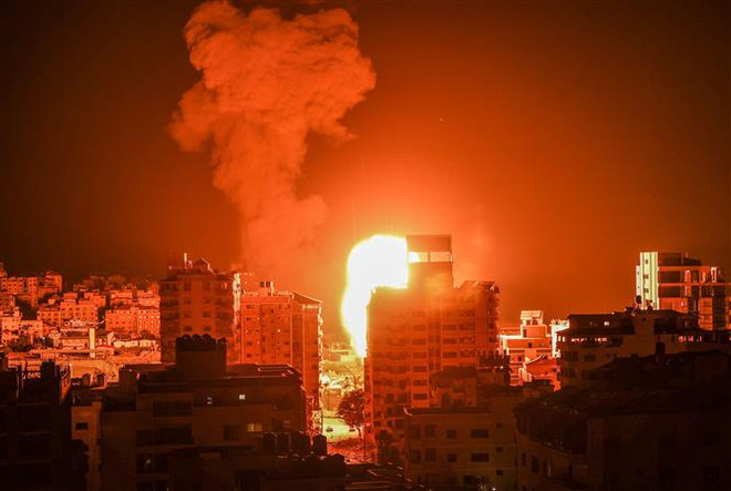 Khói lửa bốc dữ dội tại thành phố Gaza khi máy bay Israel oanh tạc vùng đất hiện do Phong trào Hồi giáo Hamas của Palestine kiểm soát, ngày 17/5/2021. (Nguồn: AFP/TTXVN) Israel không kích phá hủy hệ thống đường hầm của Hamas ảnh 1