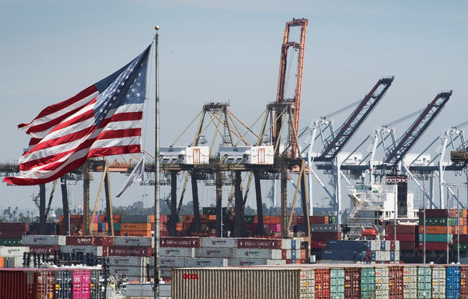 Hàng hóa được bốc dỡ tại cảng Long Beach, California, Mỹ. (Nguồn: AFP/TTXVN) Phòng vệ thương mại - biện pháp bảo vệ sản xuất trong nước ảnh 2