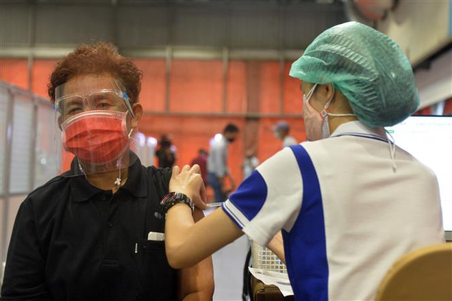 Nhân viên y tế tiêm vaccine phòng COVID-19 cho người dân tại Bangkok, Thái Lan, ngày 12/5/2021. (Nguồn: THX/TTXVN) COVID-19 ở Đông Nam Á: Singapore có số ca mắc cao nhất kể từ tháng 1 ảnh 2