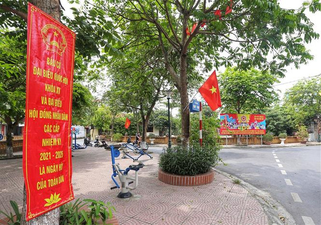 Cờ, băngrôn tại xã Song Phượng, huyện Đan Phượng, Hà Nội chào đón ngày bầu cử 23/5. (Ảnh: Hoàng Hiếu/TTXVN) Cung cấp địa chỉ tiếp nhận thông tin báo cáo nhanh về bầu cử ảnh 1