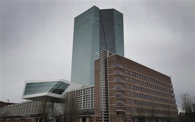 Gia tăng số ca mắc COVID-19, kinh tế châu Âu tiếp tục suy thoái ảnh 1