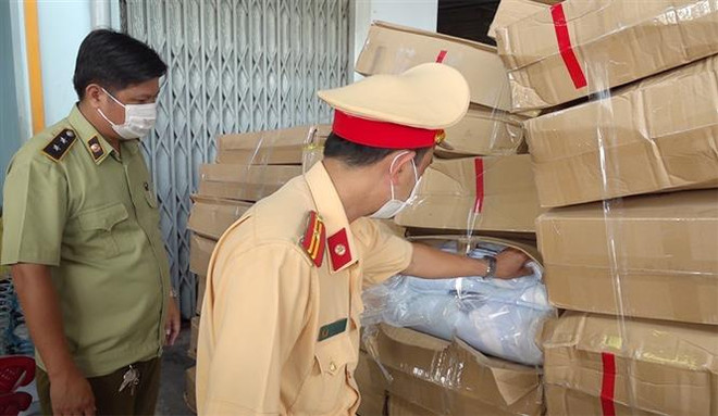 An Giang: Bắt quả tang xe tải vận chuyển lượng lớn hàng không hóa đơn ảnh 1