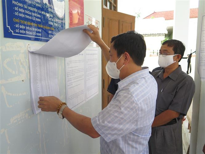 Ông Hà Quốc Trị, Phó Bí thư Tỉnh ủy Khánh Hòa, kiểm tra danh sách cử tri tại điểm bỏ phiếu thôn Đông, xã Sông Cầu, huyện miền núi Khánh Vĩnh, tỉnh Khánh Hòa. (Nguồn: TTXVN) Cử tri các đồng bào dân tộc thiểu số hướng về ngày bầu cử ảnh 4